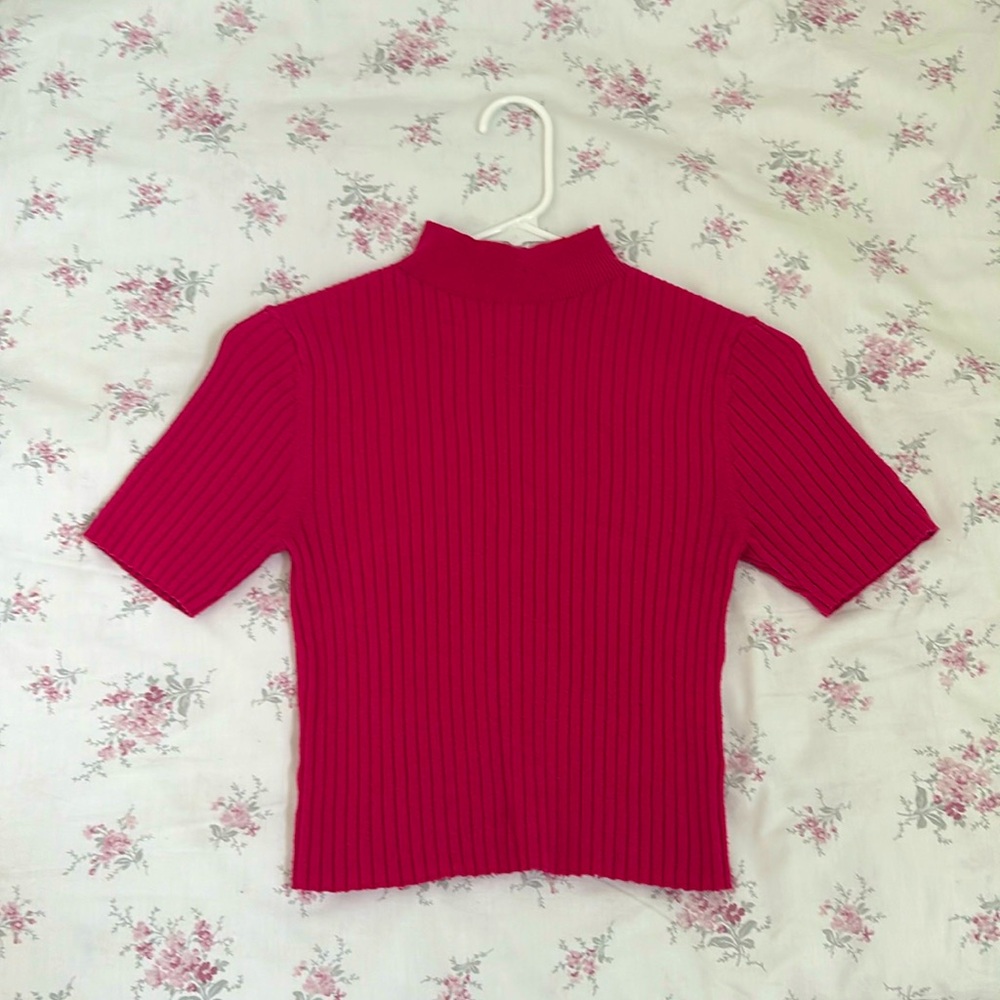Mini, hot-pink turtle neck.
